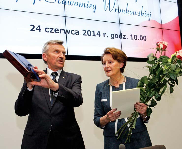 MACIEJ MĘCZYŃSKI / ŻYCIE UNIWERSYTECKIE Sła wo mi ra Wron kow ska na le ży do gro na naj - wybitniejszych profesorów UAM, którzy w najwięk szym stop niu de cy du ją o kra jo wej i mię - dzy na ro do