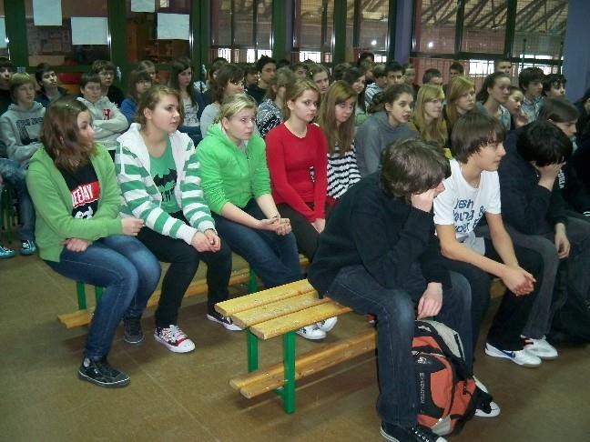 W trakcie zajęć pojawiły się także informacje gdzie należy się zwracać gdy ktoś nam grozi lub robi nam krzywdę, a także jak wygląda odpowiedzialność prawna nieletnich.