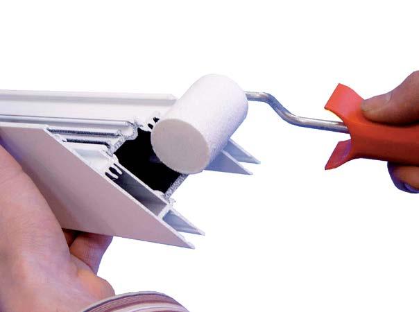 Klejenie naroży, uszczelnianie i czyszczenie Aluminiowe okna, drzwi, okiennice i siatki zatrzymujące owady Klejenie narożników w oblicówkach aluminiowych W celu dopracowania okien, na istniejące okna