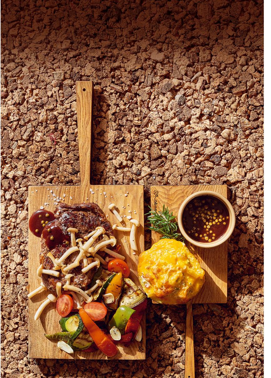 WOŁOWINA GRILLOWANY ANTRYKOT Przepis / faszerowany ziemniak / grillowane warzywa Składniki na 10 porcji: Antrykot wołowy dojrzewający 2,5 kg Olej 0,1 l Czosnek obrany 0,05 kg Rozmaryn doniczka 1 szt.