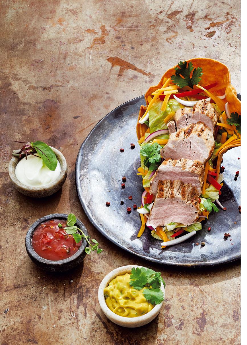 WIEPRZOWINA SAŁATKA FAJITAS / z wieprzowiną Poleca: Marek Burkacki Szef Kuchni Instytutu Kulinarnego Transgourmet Informacje na temat szkoleń odbywających się w Instytucie Kulinarnym możecie Państwo