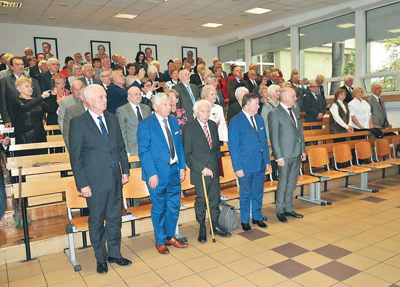 zawieśæ rodziców, najbli szych, którzy pok³adali w nas swoje nadzieje. Otrzymuj¹c dyplomy z r¹k śp. Dziekana prof.