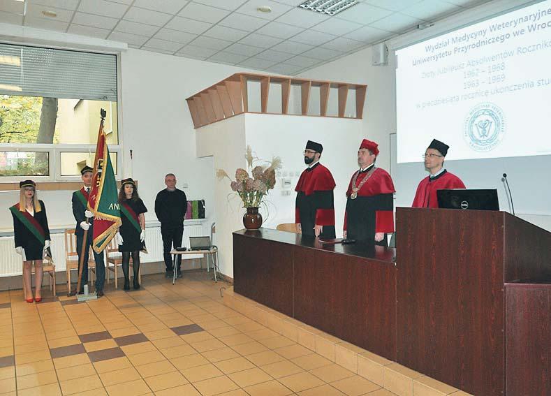 Cieszyliśmy siê z otrzymanych dyplomów, ale mieliśmy tak e obawy co nas spotka, gdzie bêdziemy pracowaæ, czy podo³amy wyzwaniom.
