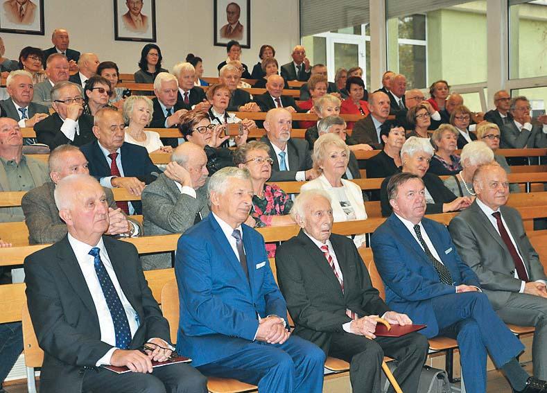 pracy, ze swojego zawodu. S¹ czasy, s¹ miejsca i s¹ zdarzenia, za którymi têsknimy i do których czêsto wracamy myślami.