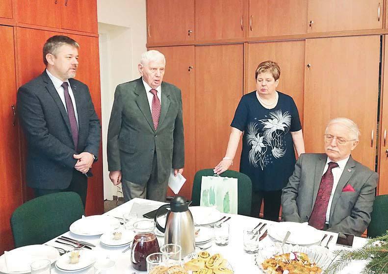 Pan Profesor podziêkowa³ za pamiêæ, yczenia i wspania³¹ atmosferê spotkania, oświadczaj¹c, e bêdzie bra³ czêstszy udzia³ w spotkaniach Ko³a Seniorów Izby DIL-Wet. Prezesi: DIL-Wet.