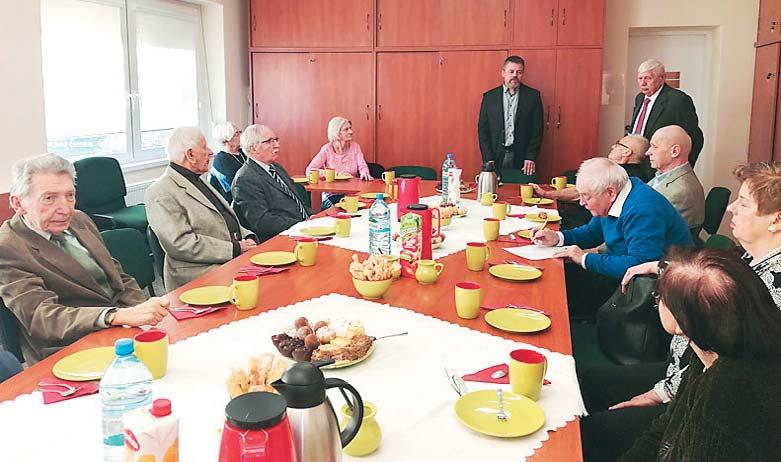Troski wci¹ te same i pytania drêcz¹ Walki o poprawê wielu z nas ju mêcz¹ Nowy Rok ju puka i z nadziej¹ wita Mo e ju normalnośæ w zawodzie zawita Mo e lepiej op³acani mniej zmêczeni bêd¹ Niech ta