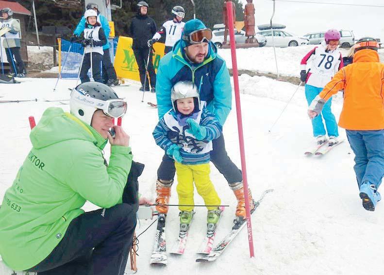 w ośrodku narciarskim Mieszko w Zieleñcu na starcie zg³osi³o siê 41 zawodników: 6 w kategorii junior, 7 w kategorii kobiet i 28 w kategorii mê czyzn. Zawodnikom towarzyszy³a rzesza kibiców.