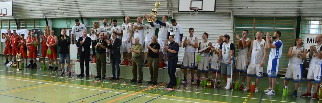 SG Marcina Kolasy - Przewodniczący NSZZFSG przy OSS SG w Lubaniu mjr SG Zbigniew Caban, w imieniu Prezesa Polskiej Ligi Koszykówki - wielokrotny reprezentant Polski i wychowanek Turowa Zgorzelec Pan