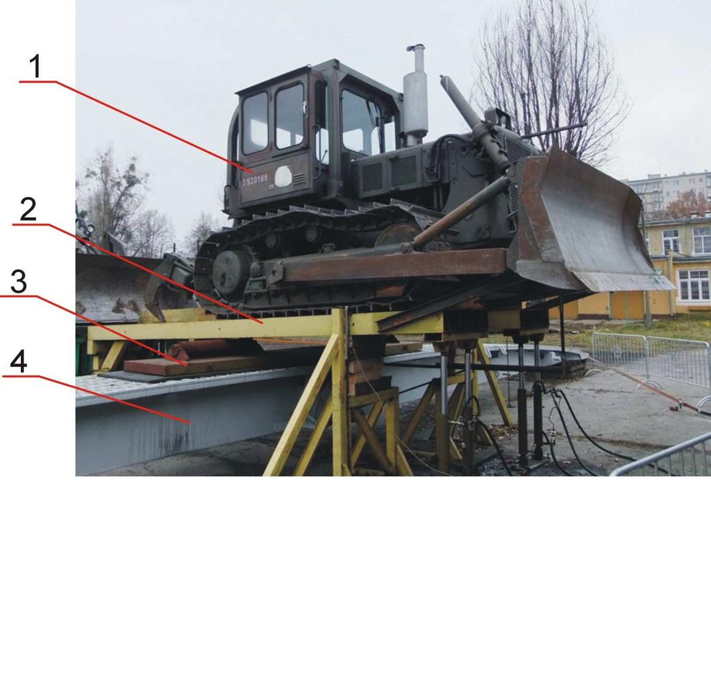 BADANIA WYTRZYMAŁOŚCIOWE PRZĘSEŁ MOSTÓW SKŁADANYCH 121 b) przy maksymalnym obciążeniu statycznym: - pomiar strzałki ugięcia dźwigarów. Rys.6.