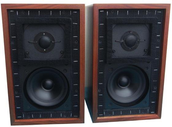 5 cm Walnut veener REG-565 1 758zł /para Konstrukcja: 4-przetwornikowa, 3-drożna Zalecana moc wzmacniacza: 30-200W Pasmo przenoszenia: 36Hz - 20kHz