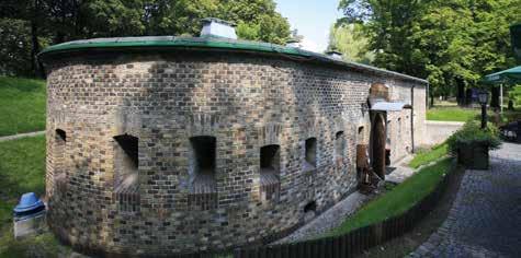 Pub Fort Colomb Jedyny zachowany element lewobrzeżnego pierścienia twierdzy poligonalnej to wybudowany w roku 1854 blokhauz drogi krytej bastionu Colomb.