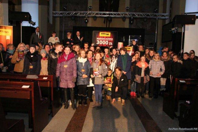 Kurtyny w rękach aktorów amatorów Przez tydzień prezentowali swoje umiejętności na scenie. Na koniec najlepsi z nich zostali nagrodzeni.