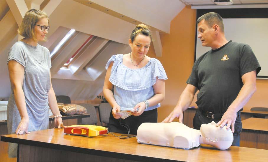 , którzy wręczyli słubickim policjantom awanse na wyższe stopnie.