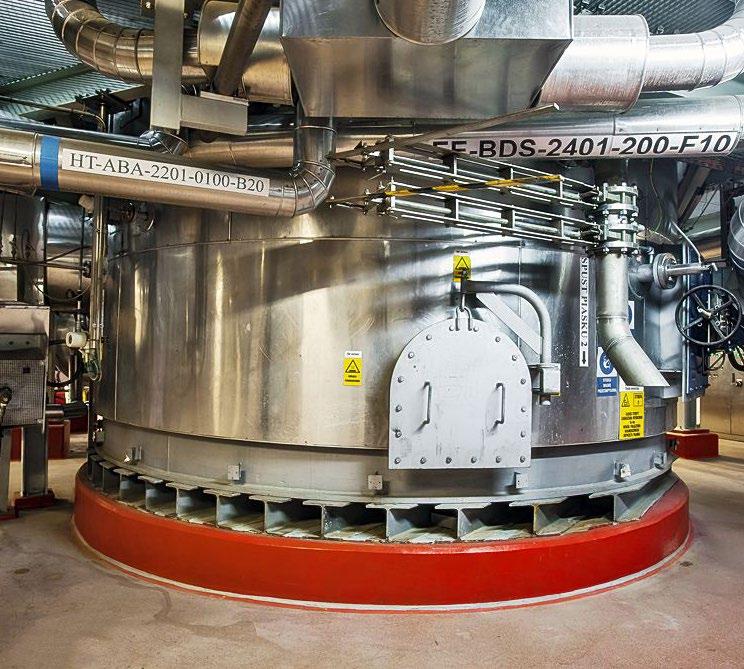 Pracownik MPWiK podczas przygotowań do hydrodynamicznego czyszczenia kanału Fot.