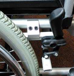 Wózek należy przenosić trzymając jedynie ze elementy ramy. Nigdy nie należy trzymać za podłokietniki lub podnóżki. a wheelchair. The wheelchair is equipped with system of quick release rear wheels.
