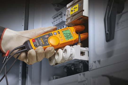 200 A 200 A 1000 V CAT 600 V CAT HOLD 100K Hz 100K Hz Testery elektryczne Fluke T6 z technologią FieldSense Nie można mierzyć napięcia bez przewodów pomiarowych Teraz możesz mierzyć napięcie w takim