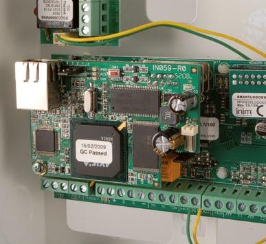 Możliwe jest zdalne łączenie i programowanie lub kontrola systemu przez oprogramowanie SmartLeague. W efekcie moduł SMartLAN/SI daje ten sam poziom dostępu do systemu jak łącze lokalne RS232.