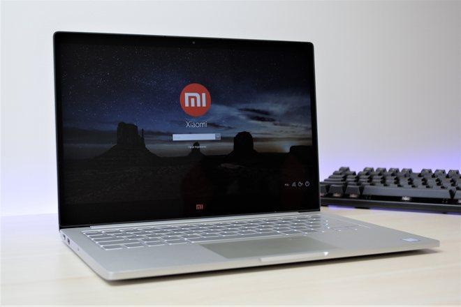 Co ciekawe, na pokrywie laptopa nie ma żadnego logo, a znak firmy został umieszczony jedynie pod ekranem Korzystając z Mi Notebook Air czuć, że jest to produkt najwyższej klasy Obudowa jest solidna i