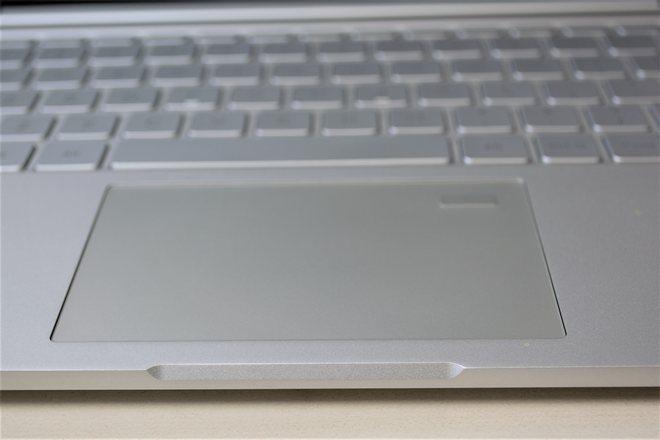 komputera, pokuszę się nawet o stwierdzenie, że jakość dorównuje notebookom w cenie 5000 zł i więcej Gładzik pokryty został szklaną powierzchnią, a korzystanie z niego jest zaskakująco płynne i