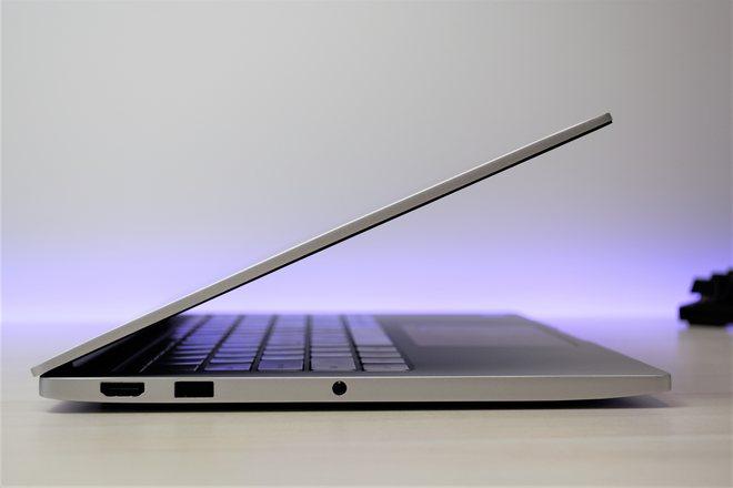 133-calowy ekran Full HD IPS Wyświetlacz pokryto szklaną powierzchnią i nie jest to najlepsza informacja dla osób pracujących w mocno nasłonecznionych miejscach Jasność panelu jest zadowalająca, a