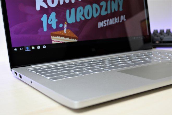Wydajność w grach Na pokładzie notebooka mamy układ graficzny, który pozwala na uruchomienie wielu współczesnych gier oferując płynną rozgrywkę przy obniżonej rozdzielczości Na warsztat wziąłem FIFĘ