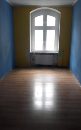 Wyposażony jest w instalacje: elektryczną, wodno-kanalizacyjną,