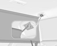 Zamocować haki pasków siatki zabezpieczającej w przednich zaczepach stabilizacyjnych po obu stronach przestrzeni bagażowej.