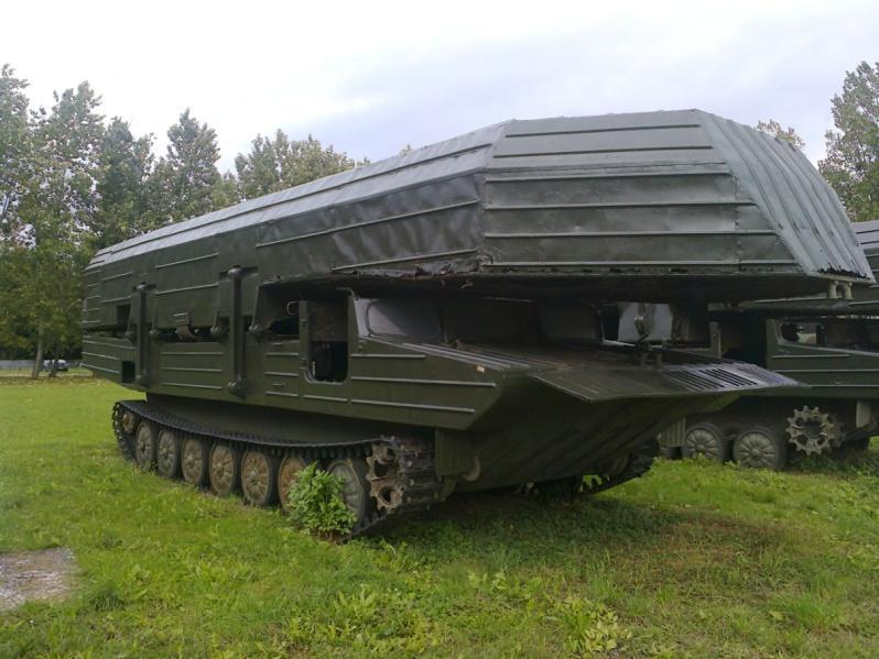 W pierwszym etapie górny blok pontonowy odchylany jest za pomocą siłownika hydraulicznego w prawą stronę, aż do osiągnięcia położenia roboczego.