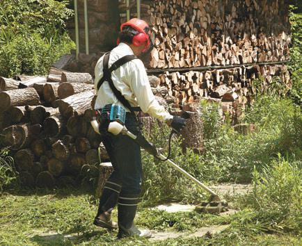 Narzędzia ogrodowe 2-SUWOWA WYKASZARKA SPALINOWA ER2600L ę Lekka i cicha kosa spalinowa przeznaczona do ścinania trawy i miękkich zarośli przy użyciu żyłki ę Silnik 2-suwowy z katalizatorem o bardzo