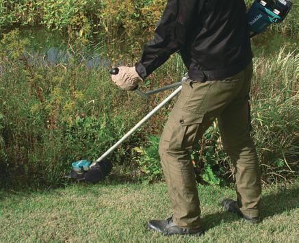 noża bez obciążenia Napęd Pojemność kosza Obudowa z akumulatorem BL1840 43 cm 27-75 mm 13 pozycji 3600 obr./min posuw ręczny 50 l polipropylenowa 18,3 kg zdj. DLM431Z 1.5 2.0 3.0 4.0 5.