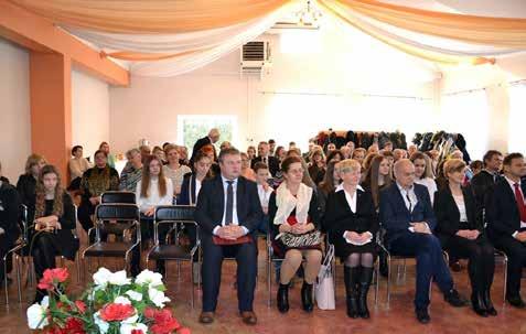 W pierwszym rzędzie siedzą (od prawej): Jan Święch Wicedyrektor ZS-P w Wadowicach Górnych, Anna Święch, Tadeusz Należny Sekretarz