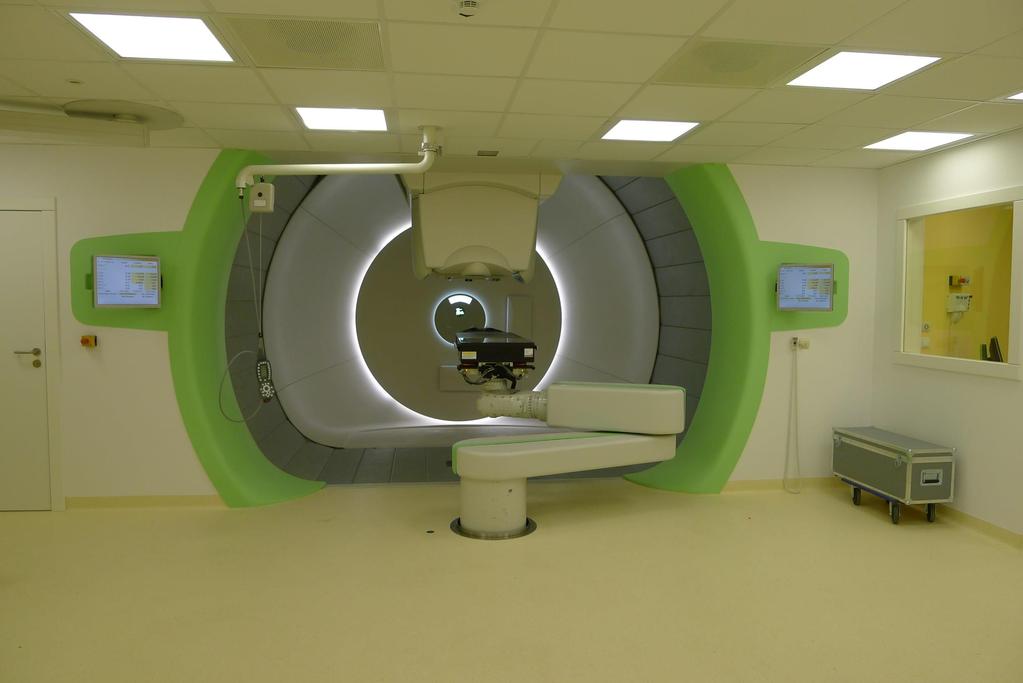 Stanowiska realizacja Pomieszczenie gantry w NCRH-CCB Spot scanning: stop & shoot Proton range: 0 do 32 g/cm 2 2 spot sizes : σ = 2.