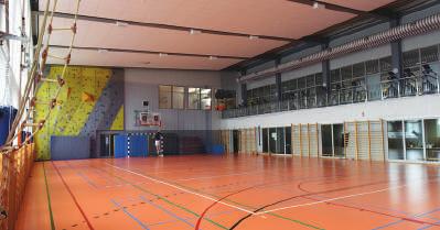 toaletami, zapleczem socjalnym dla personelu i pomieszczeniami technicznymi); zespół saun oraz sala wykładowa.