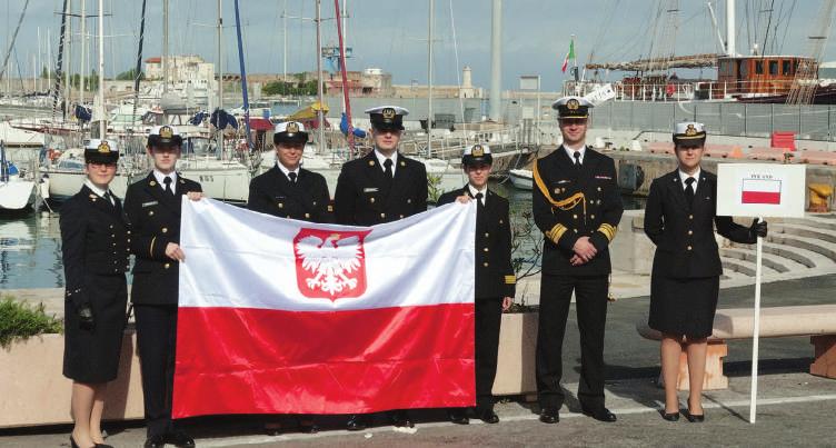 W Z D R O W Y M C I E L E, Z D R O W Y D U C H Reprezentacja gdyńskiej Akademii Marynarki Wojennej podczas zawodów żeglarskich we włoskim Livorno strzelanie z broni etatowej kadry i podchorążych,
