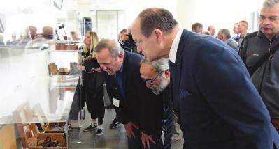 korzystać z obiektów centrum bez ograniczeń. Dla osób nieuprawnionych, obiekt jest dostępny na zasadach komercyjnych, ale ceny karnetów dla osób indywidualnych są przystępne.