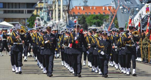 Szanowni Czytelnicy! Święto Marynarki Wojennej Polska Marynarka Wojenna oddała, w dniu swojego święta, cześć bohaterskim pokoleniom marynarzy służących ofiarnie i z honorem pod biało-czerwoną banderą.