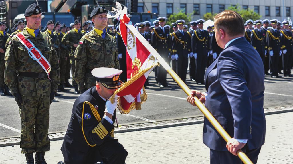 O kulisach służby na okrętach obrony przeciwminowej i w strukturach sojuszu północnoatlantyckiego, a także o modernizacji jednostki opowiada w rubryce Zawód marynarz dowódca 13.