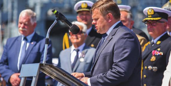 Początki powstania sojuszu, reportaż z największych manewrów polskich sił zbrojnych Dragon-19, artykuł o udziale niszczyciela min ORP Czajka w operacji Open Spirit-19 oraz pierwszą część analizy