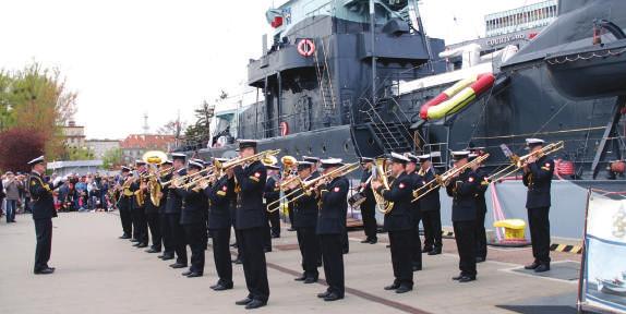 Karolina Zwolak, wykładowca nawigacji morskiej i hydrografii oraz kierownik Zakładu Nawigacji AMW, która karierę zawodową rozpoczęła w Dywizjonie Zabezpieczenia Hydrograficznego MW.