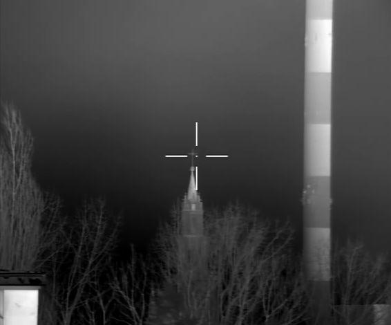 Obraz z głowicy GOC-1 z kamery IR średniofalowej dla wąskiego pola widzenia. Wieża kościoła znajduje się w odległości 1500 m, a komin elektrociepłowni w Kawęczynie w odległości 4600 m fot.