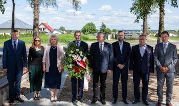 Szarek przed przed pomnikiem pomnikiem Postańcó Postańcó   Szarek przed przed