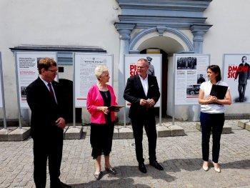 06 Rynek, obok Ratusza 