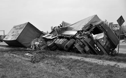 Był to groźny wypadek, ale jego skutki byłyby tragiczne, gdyby samochód wjechał do rowu bliżej pobliskich zabudowań.