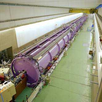 UNILAC w GSI Darmstadt Uniwersalny linac o długości 10 m przyspiesza ciężkie jony, do uranu włącznie, do