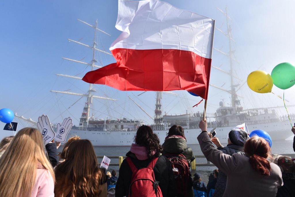Po 10 miesiącach rejsu Dar Młodzieży wrócił do domu kończąc w ten sposób Rejs Niepodległości. Przemierzył trzy oceany, wiele mórz. To był trudny rejs.