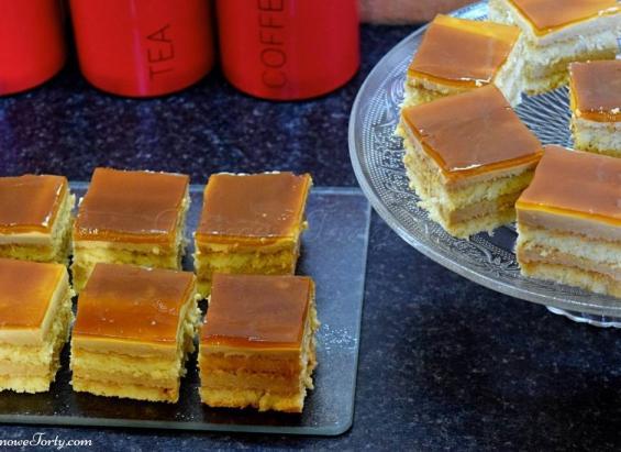 16 ZDOBIENIE: Kroimy ciasto i układamy na paterze lub talerzyku.