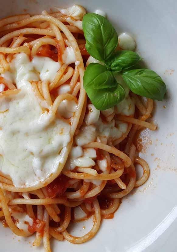 Spaghetti z pomidorami i mozzarellą ¾ paczki makaronu spaghetti Dwie puszki krojonych pomidorów Mała cebula Dwa ząbki czosnku Paczka rozdrobnionej mozzarelli 150 g (takiej do pizzy) Sól, pieprz,