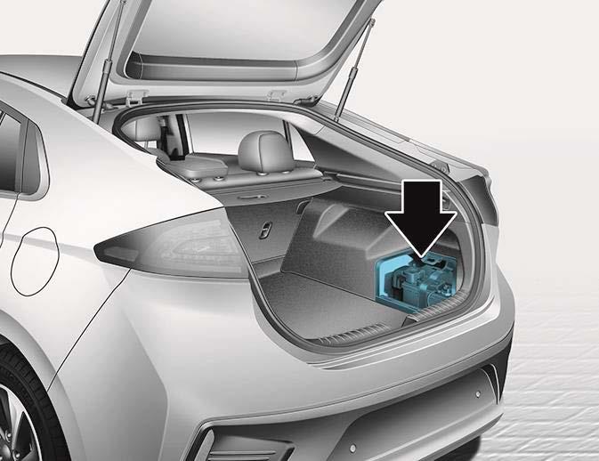 Główne układy pojazdu IONIQ Plug-in Hybrid 10 Elementy pojazdu Akumulator 12 V Akumulator 12 V znajduje się po prawej stronie bagażnika i jest dostępny po zdjęciu niewielkiej