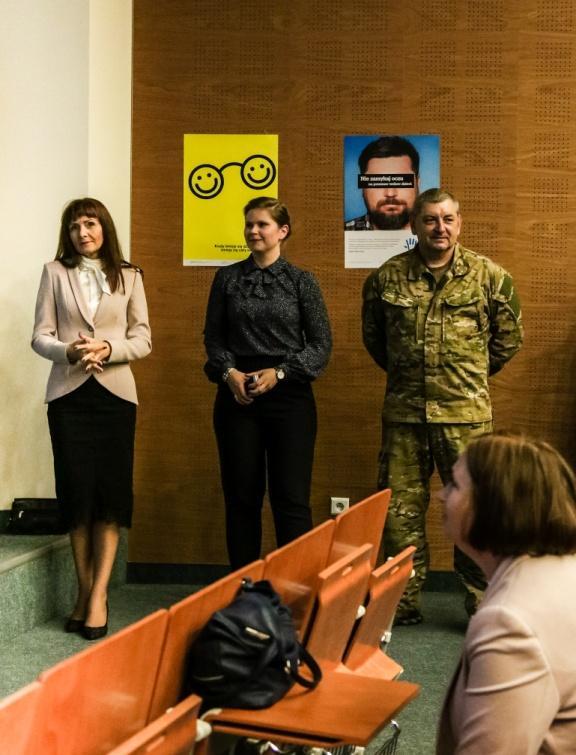 Mowa tutaj o ewentualności strzelaniny wewnątrz lub na zewnątrz budynku, obecności niewypałów na