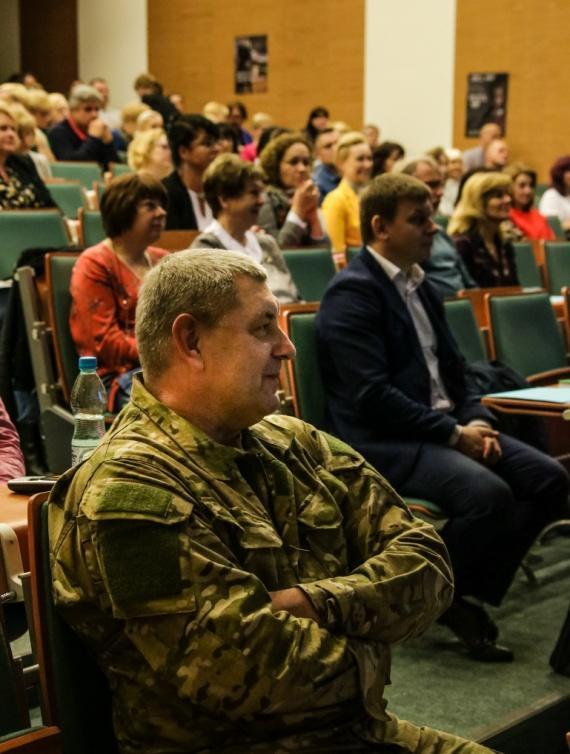 nauczycieli i pracowników szkół oferowanych przez pana Mosznera.